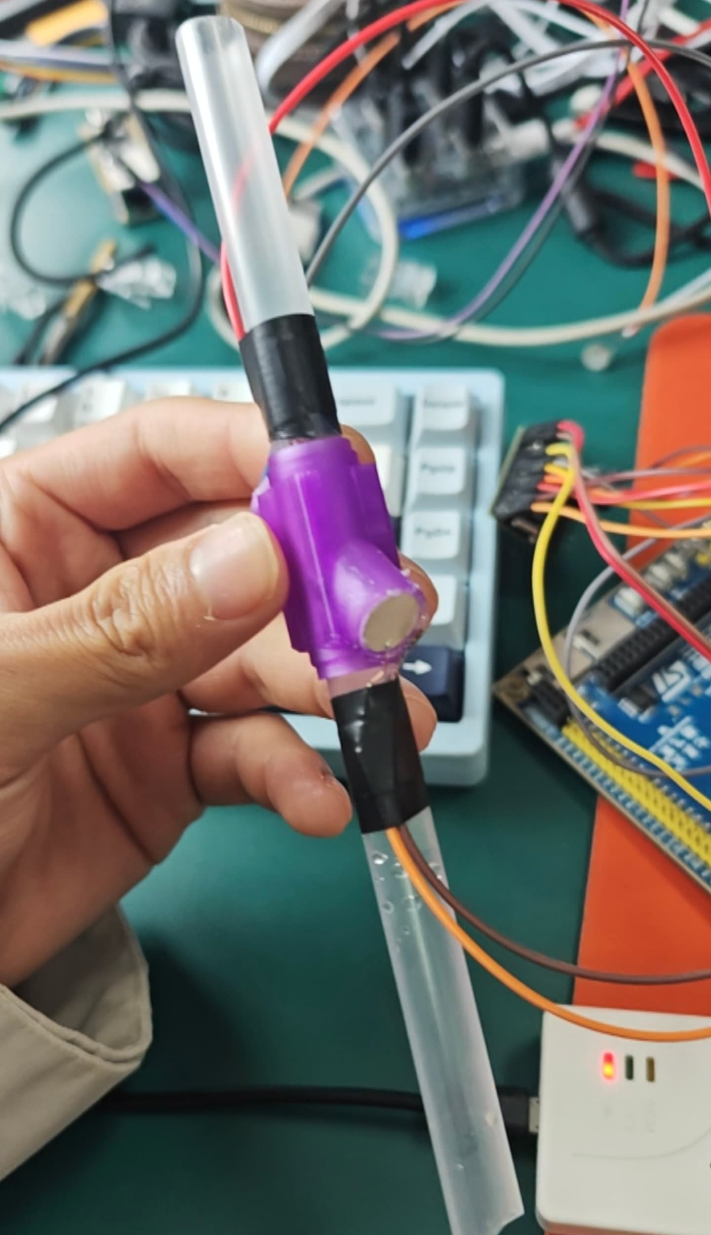 商用吸管流速检测系统的透射式超声波夹具和软管测试照片